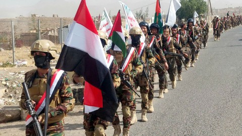 عقب تهديدات نتنياهو ..  قبائل موالية للحوثيين تنظم عرضا عسكريا بصنعاء لإعلان التعبئة والجهوزية القتالية