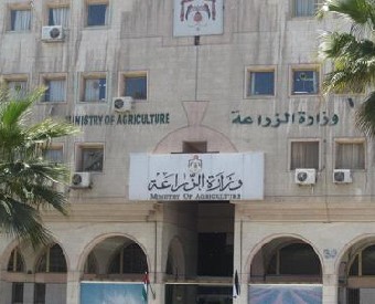 "الزراعة" تحذر مصانع الإسمنت من استخدام التربة الحمراء