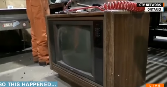 بالفيديو ..  فتحوا جهاز تلفاز قديم وما وجوده داخله أثار دهشتهم!