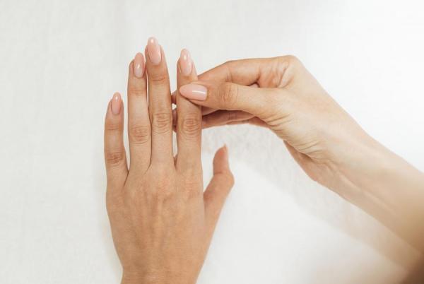 الأظافر تكشف أسراراً صحية مرتبطة بالعمر