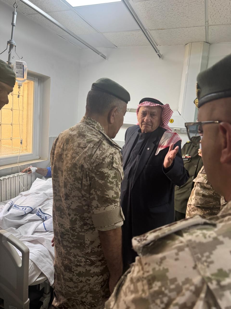 العين ضيف الله القلاب يزور مصابي حادثة الكرك: مسلم ومسيحي قلب واحد بحب الوطن