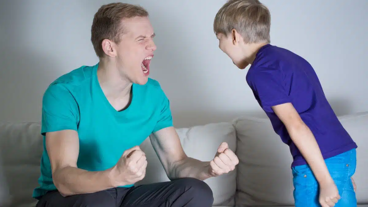 والدي يعترض على كل تصرفاتي  ..  ماذا افعل؟