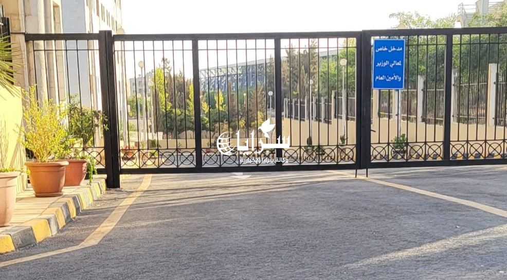 مدخل ومصعد خاص لمعالي وزير الصحة فراس الهواري وأمينه العام! - صور