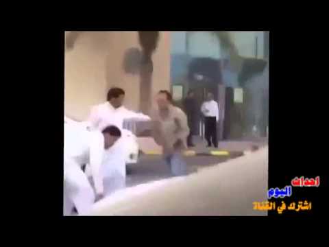 بالفيديو ..  شاب سعودي يضرب بنغالي بالحذاء على وجهه