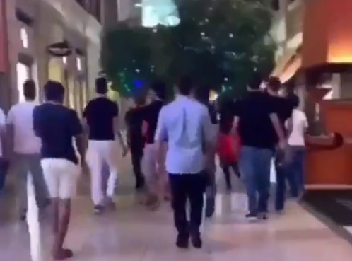 بالفيديو  ..  هاجموهنّ كوحوش : تحرش جماعي بفتيات في الكويت يثير صدمة كبيرة!