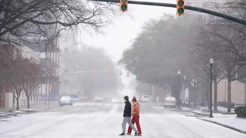 إلغاء مئات الرحلات الجوية جراء العاصفة الشتوية في أمريكا  