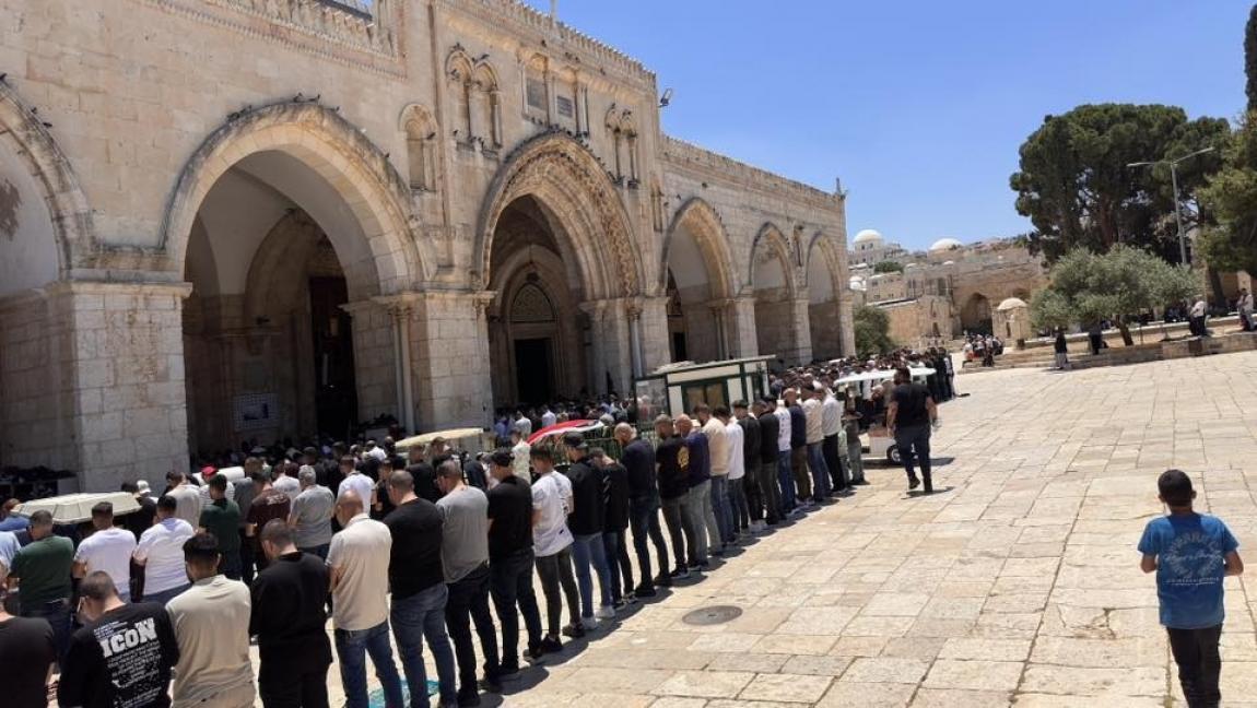 60 ألفا يؤدون صلاة الجمعة في باحات المسجد الأقصى