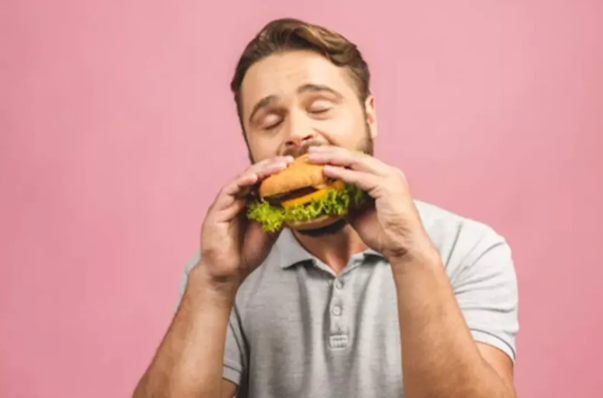 سبب الجوع المستمر- طبيب يحذر: هذه الأمراض تجعلك جائعًا دائمًا