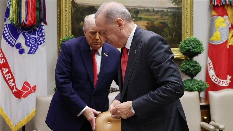 بالفيديو ..  ترامب يكسر البروتوكول ويسحب الكرسي بنفسه لأردوغان في البيت الأبيض