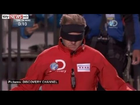 بالفيديو : مغامر يمشي معصوب العينين على حبل بين ناطحتي سحاب