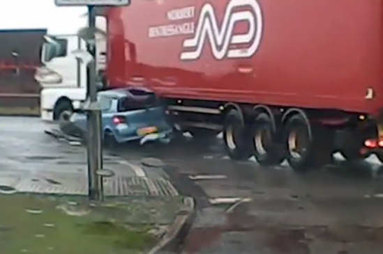 بالفيديو و الصور ..  شاحنة تسحق سيارة صغيرة على الطريق السريع