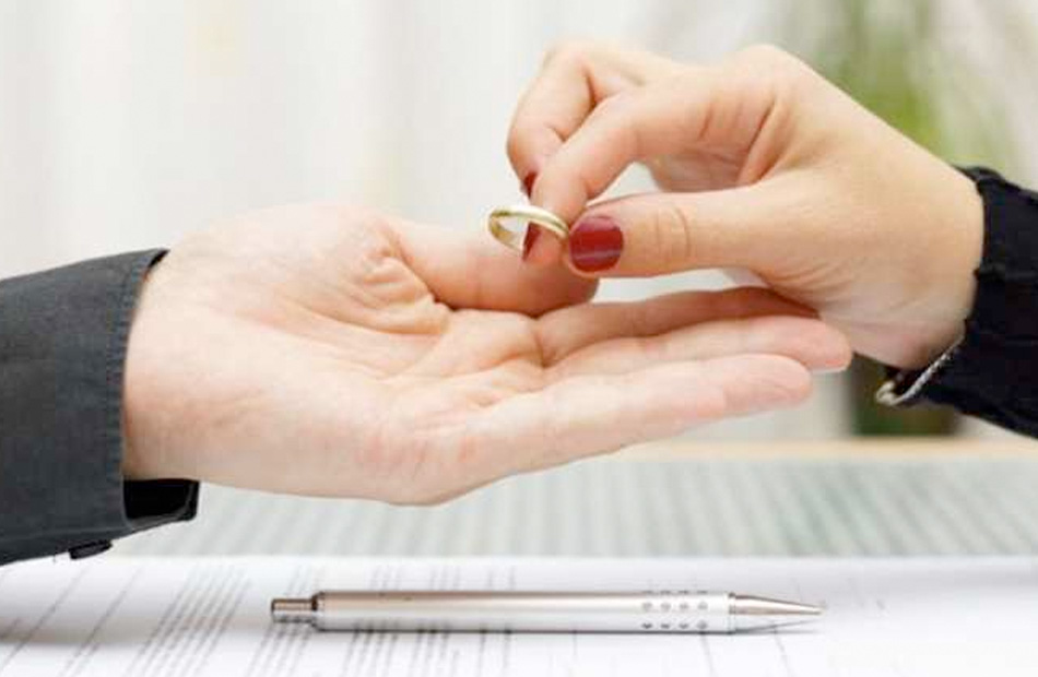 هل تنصحوني بإرجاع زوجتي التي تصر على الطلاق؟