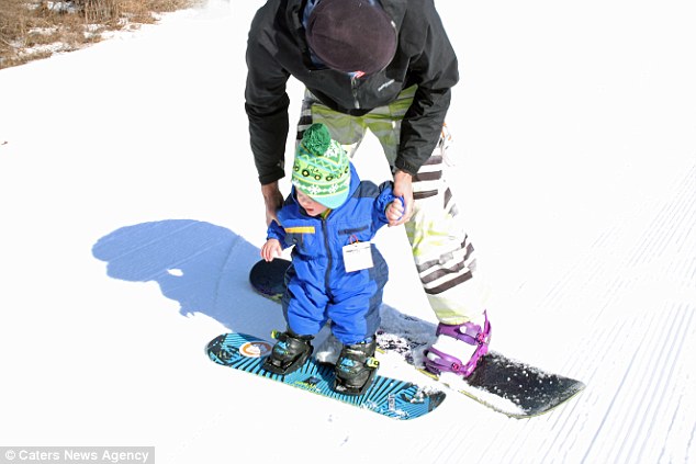 بالفيديو :رضيع يذهل والديه بالتزلج على الجليد 