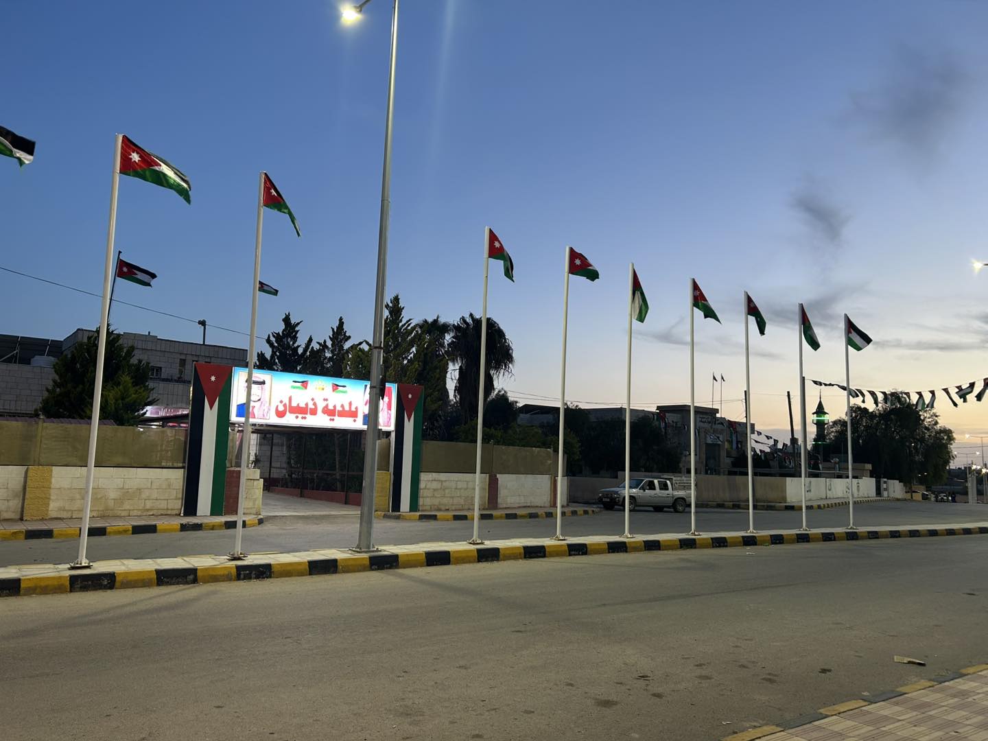 إرباك مروري في ذيبان بسبب تحويلة حفريات ..  ومواطنون يطالبون بوضع شواخص تحذيرية تضمن سلامة مرتادي الطريق