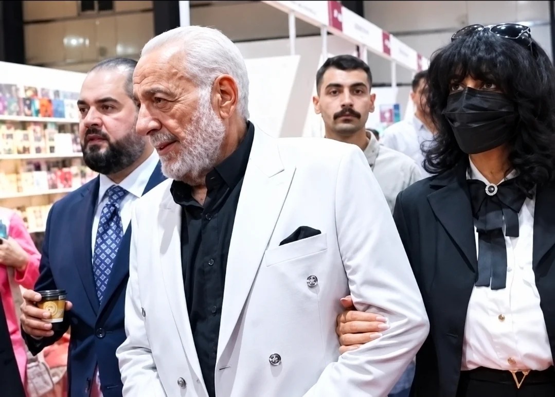 أول تعليق ..  أيمن زيدان ينهي الجدل حول قصة الفتاة المتخفّية برد حاسم