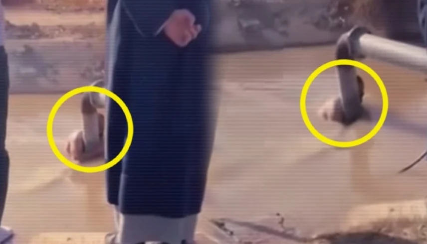 تصرف يبكي الملايين ..  عراقي يرفض مغادرة النهر بحثاً عن طفليه الغرقى