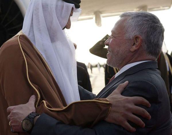 الملك في مقدمة مودعي أمير قطر