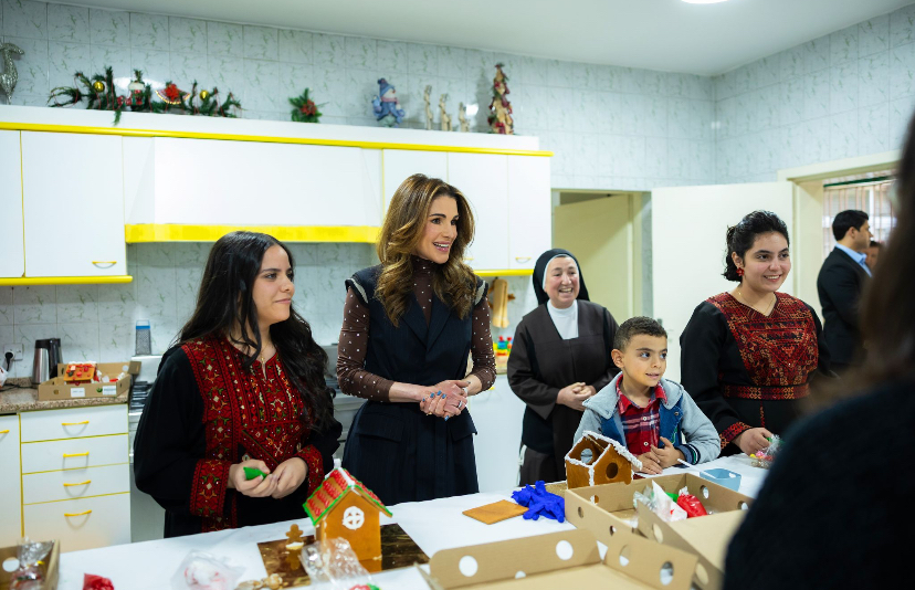 الملكة رانيا العبدالله تشارك مجموعة من الأطفال احتفالهم بعيد الميلاد في جمعية مار منصور الخيرية