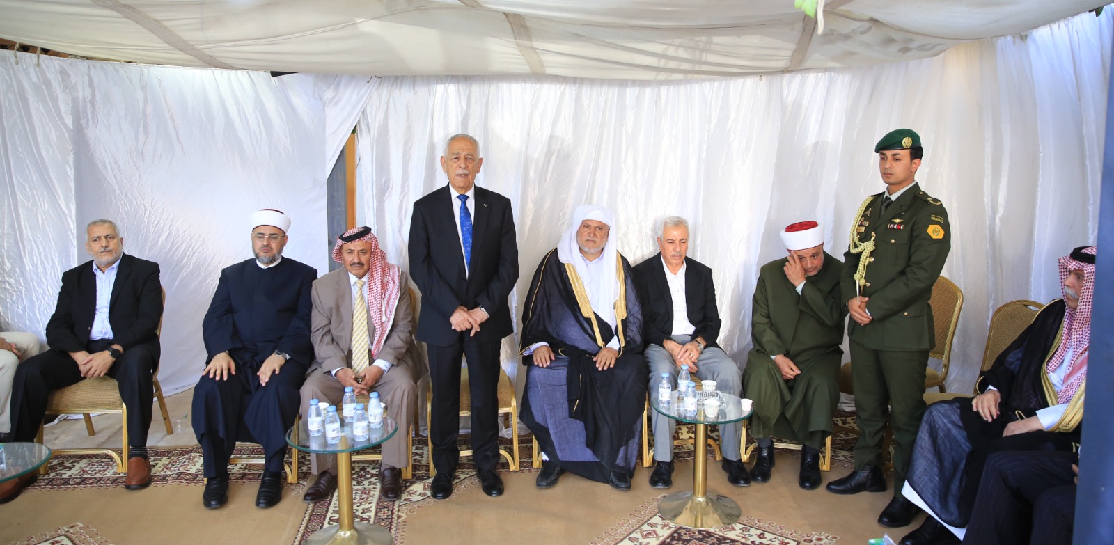 مندوبا عن الملك وولي العهد ..  العيسوي يعزي عشيرة الفقير