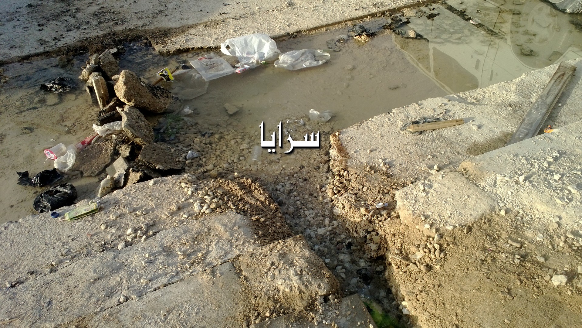 بالصور  ..  الزرقاء: تسرب للمياه في شارع 36  وسط اهمال لشكاوى  المواطنين