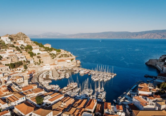 هيدرا اليونانية: ملاذ الحالمين والجزيرة التي لا تعرف السيارات