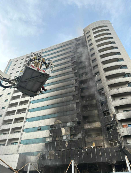 السيطرة على حريق بواجهة بناية سكنية في عجمان (فيديو)