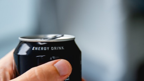 عقب وفاة صادمة لمراهقة ..  تحذيرات هامة من مضاعفات صحية خطيرة لمشروبات الطاقة