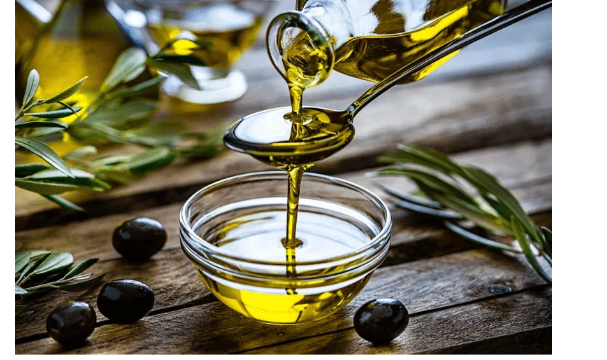 بين الخطأ والصواب ..  4 معلومات مهمة عن زيت الزيتون لن يخبرك بها أحد