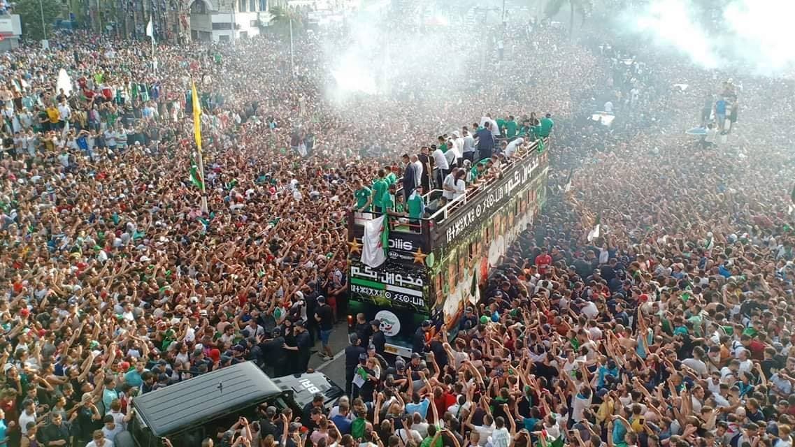 بالفيديو والصور  ..  عشرات الألاف من الجزائريين في استقبال فريقهم بعد فوزهم بكأس افريقيا