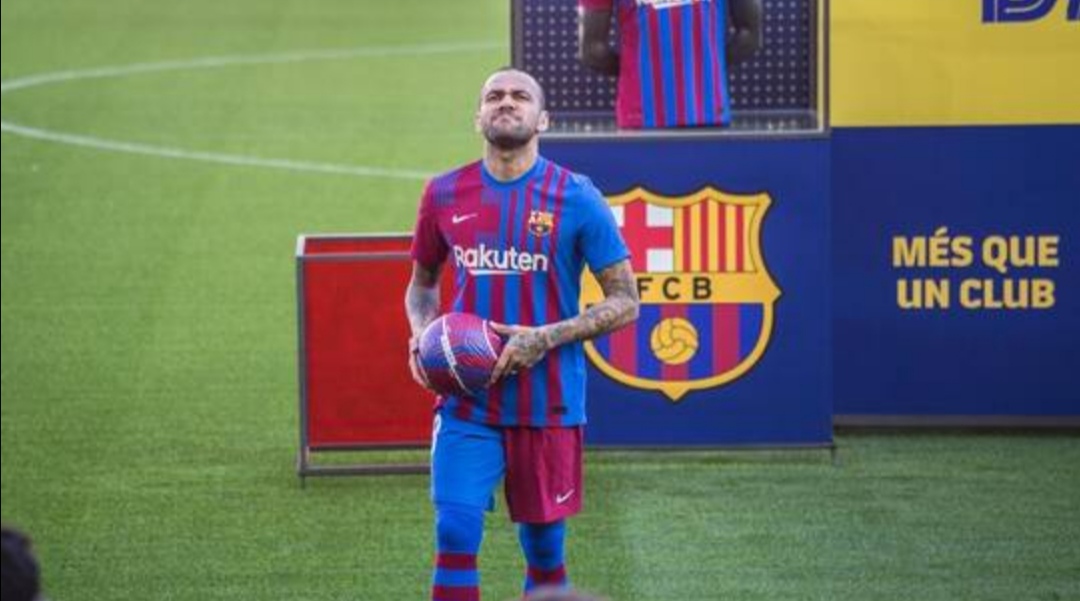 رسميا ..  برشلونة يعلن تسجيل ألفيس في رابطة الدوري الإسباني