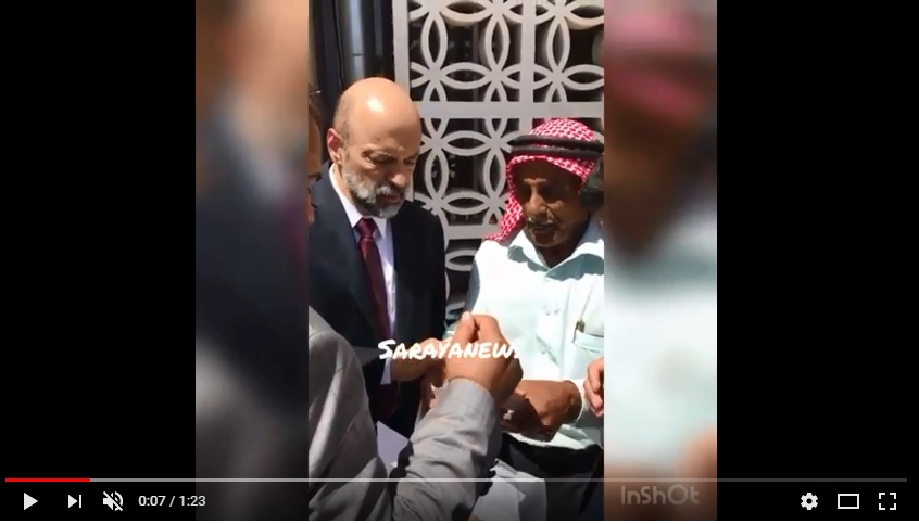 بالفيديو  ..  الرزاز لمسن امام مجلس النواب : "الله يعينك ويقدرنا"