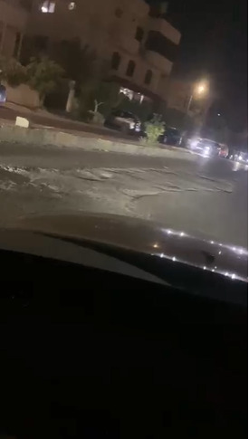 بالفيديو ..  شارع الكرامة " الوينك " في الزرقاء يعود للواجهة بحفريات تُهدد السائقين