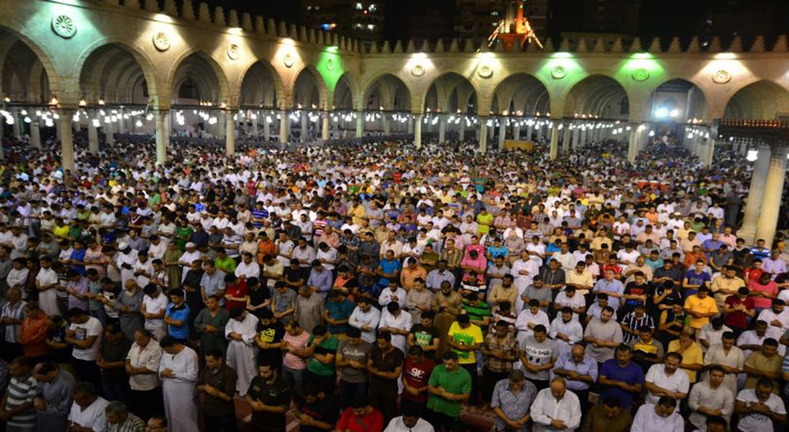 مصر تسمح بإقامة صلاة التهجد في المساجد بعد أن صدر قرار بمنعها