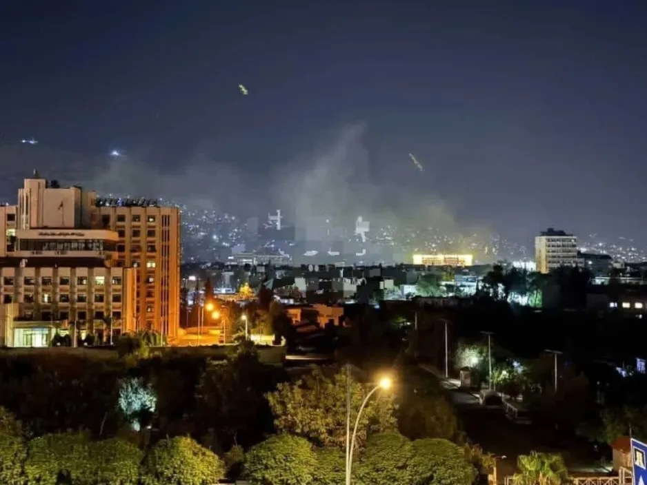 انفجارات عنيفة في دمشق وأنباء عن قصف إسرائيلي