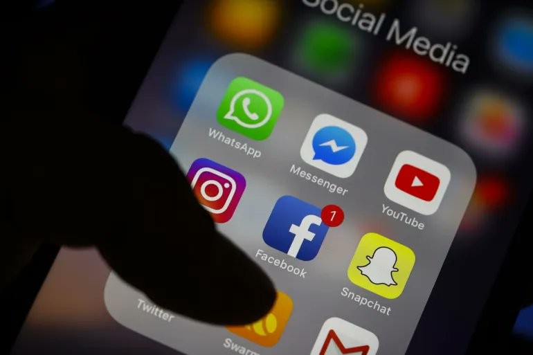 هل تجعلنا مواقع التواصل أقل سعادة؟ ..  دراسة تجيب 