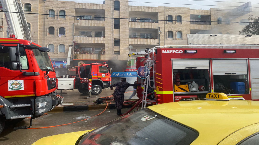 بالصور  ..  حريق كبير بمستودع مواد بناء داخل مبنى سكني في إربد وإخلاء محاصرين