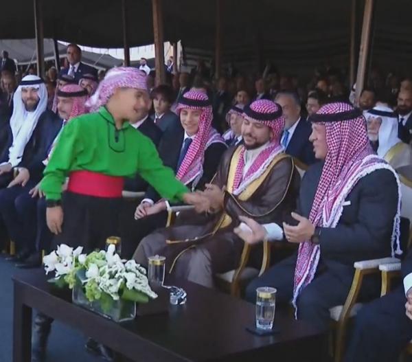 اصغر الدبيكة يسلم جلالة الملك رسالة وضعها جلالته في جيبه