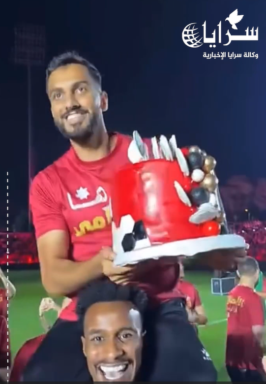 بالفيديو  ..  لاعبي المنتخب يحتفلون بعيد ميلاد اللاعب موسى التعمري داخل الملعب 