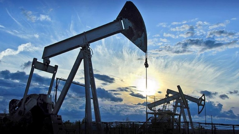 أسعار النفط تقفز 5 بالمئة إثر تراجع حاد بالمخزونات الأمريكية