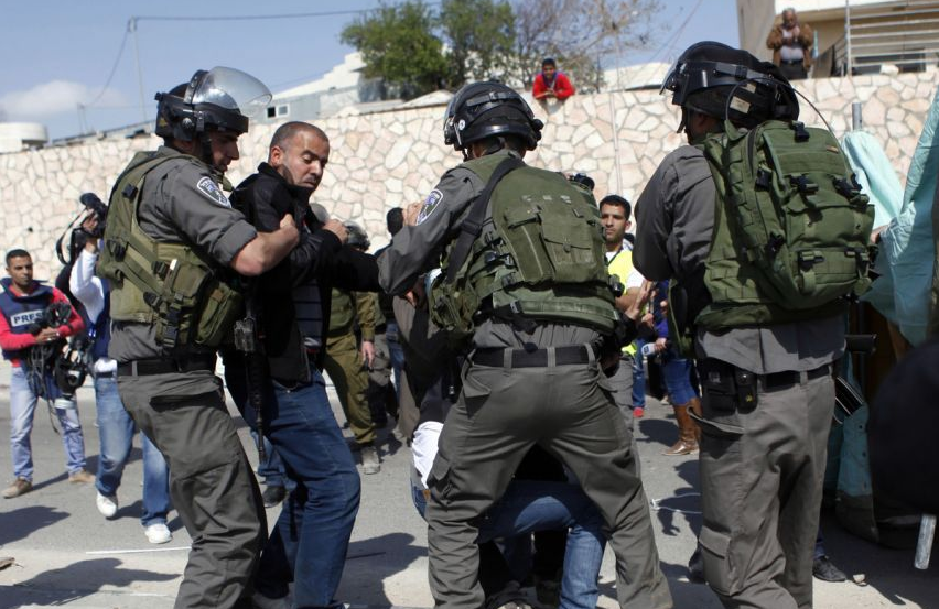 الاحتلال يعتقل شابين بالناصرة بزعم حيازتهما أسلحة