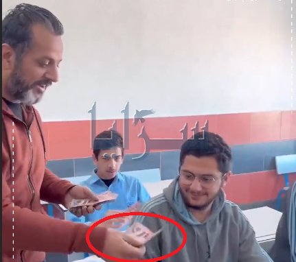 في بادرة لافتة  ..  مدير مدرسة في عمان يكافئ طلابه 50 دينارا  ..  مالقصة؟  ..  فيديو 