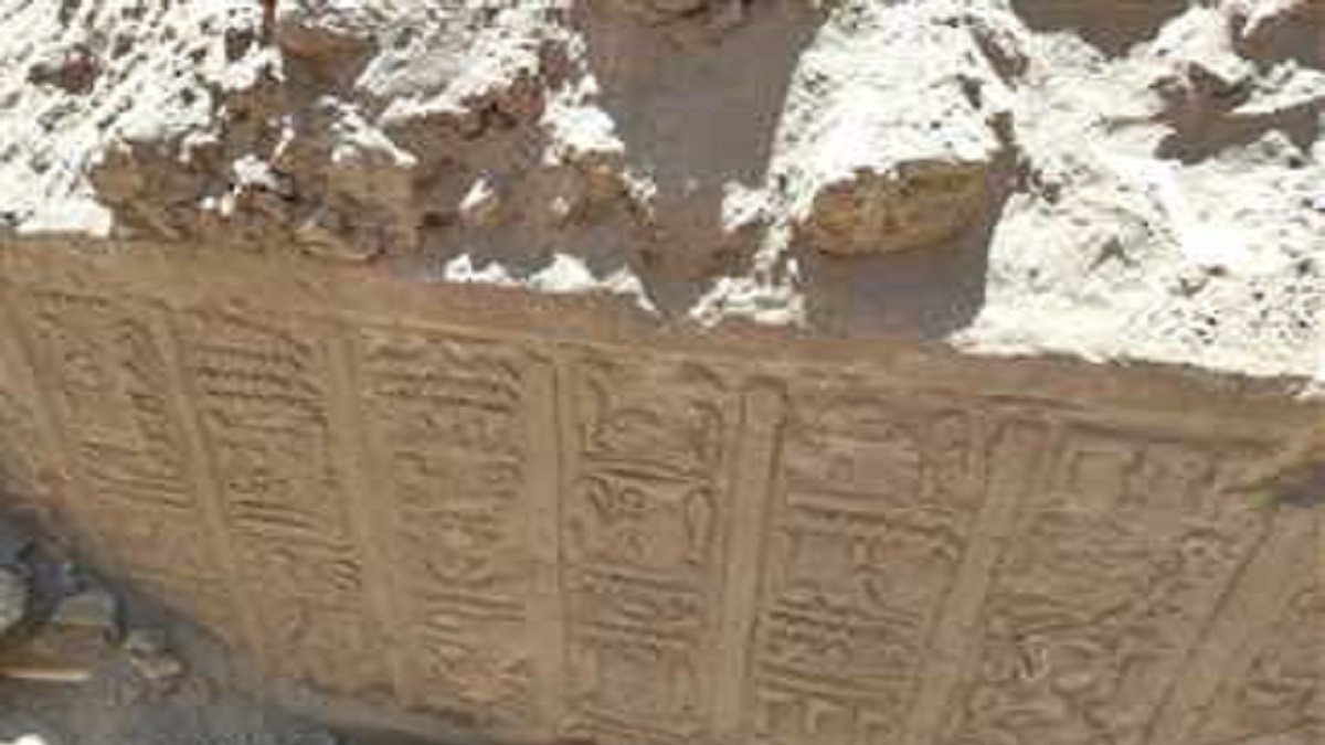 لصوص يقودون للكشف عن جدار أثري فرعوني في الصعيد (صور)