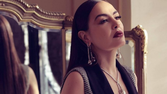 بعد غياب 30 عامًا .. "كوكو شانيل" تعيد شريهان للمسرح