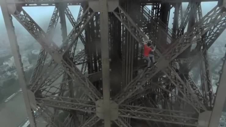فيديو - مغامرون يتسلقون برج إيفل بدون معدات سلامة