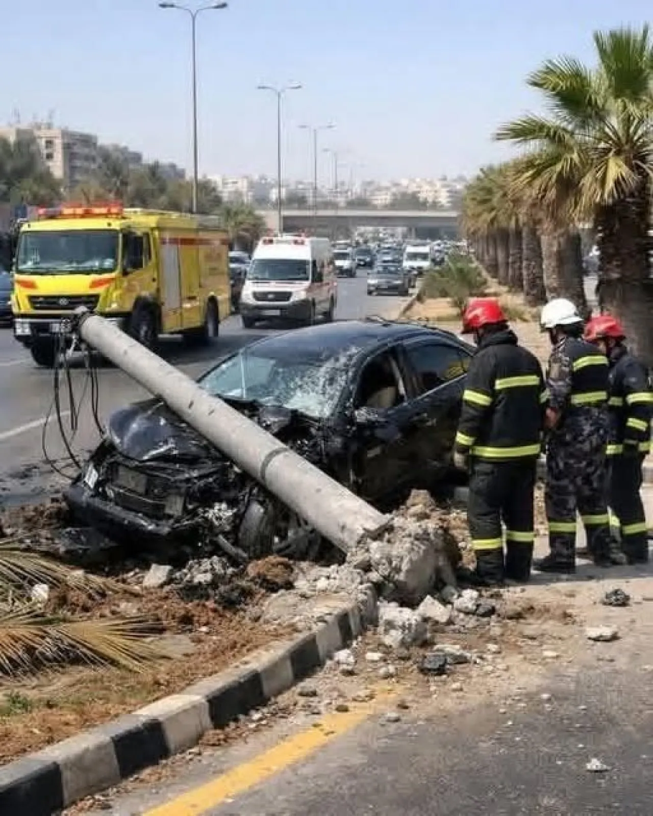 حادث سير على الحزام الدائري يقتلع عمود إنارة دون إصابات