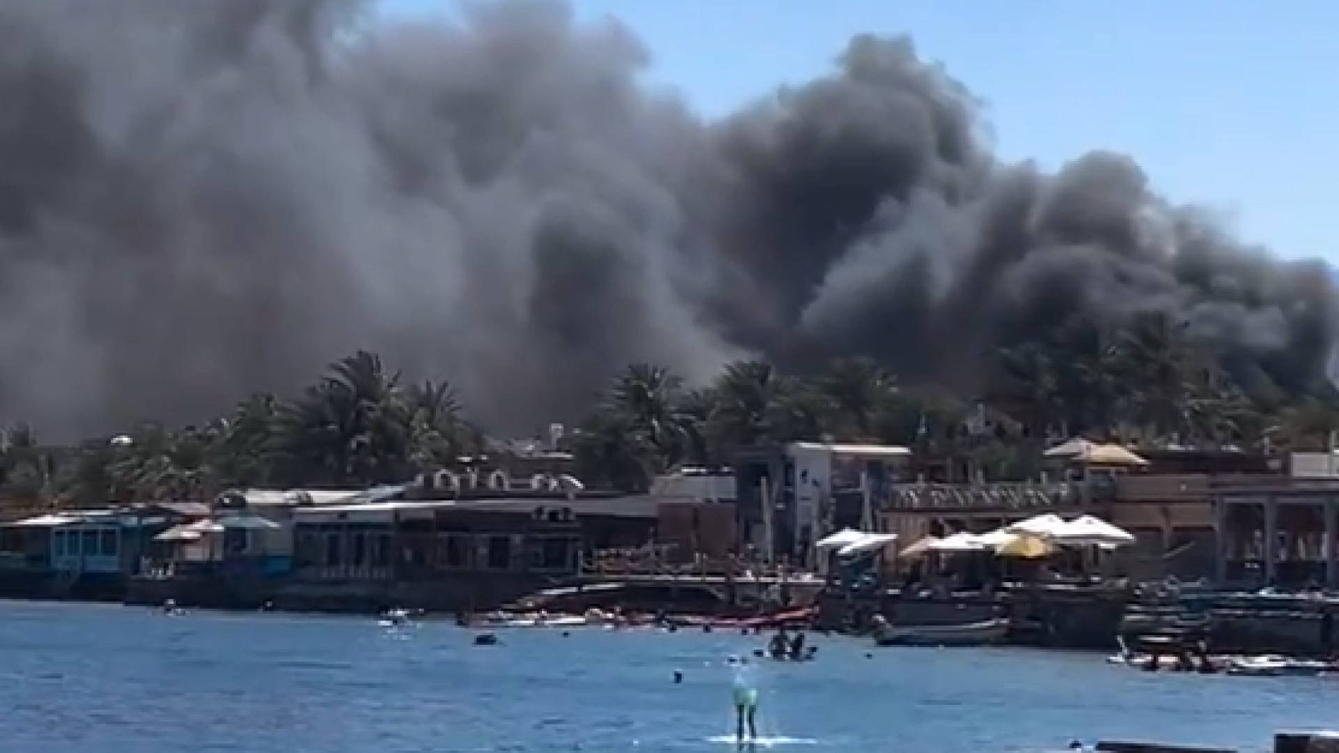 حريق هائل يلتهم مخيما سياحيا في مدينة دهب المصرية وإصابة 5 أشخاص