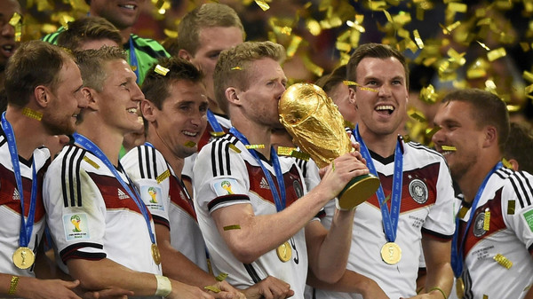 بلاتيني: الألمان يستحقون الكرة الذهبية