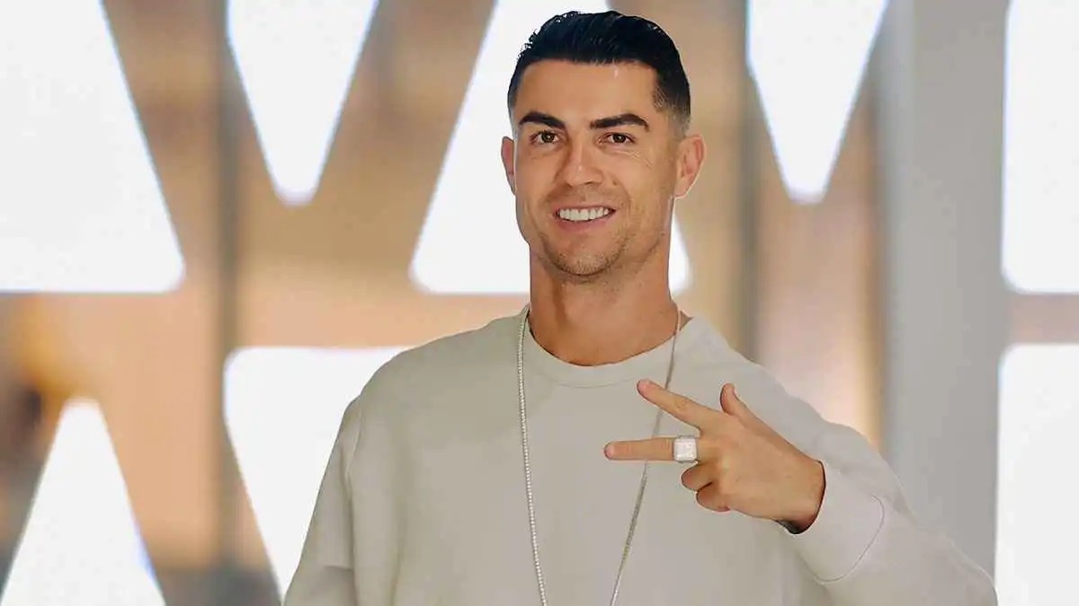 مسبح بقاع زجاجي وقاعة سينما ..  ماذا تعرف عن قصر كريستيانو رونالدو الجديد؟ (صور)  