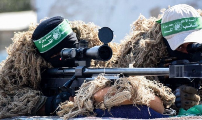 فجروا خوذته  ..  القسام تنشر مقطع فيديو لعملية قنص جندي صهيوني 