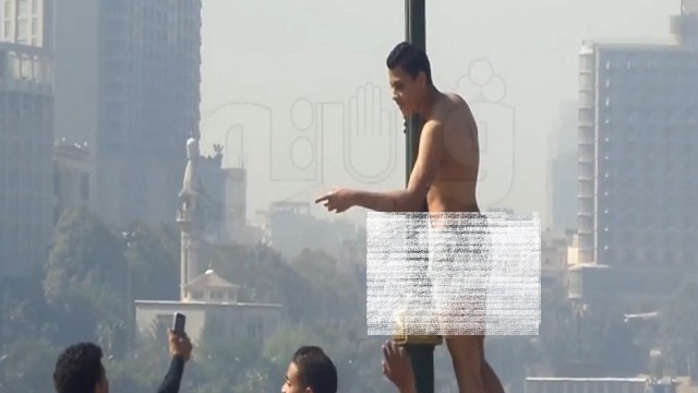 بالفيديو  ..  مراهق ينزع ملابسه على جسر ليؤكد صدق مشاعره لحبيبته